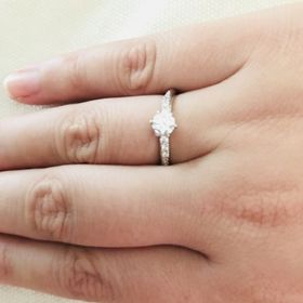 【銀座ダイヤモンドシライシの口コミ】 気になったデザインをすべて試着してみて、この指輪がとても気に入りまし…