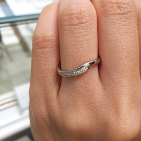 【festaria bijou SOPHIA(フェスタリア ビジュソフィア)の口コミ】 ウェーブラインのデザインで探していましたが、つなぎのあるちょっとひね…