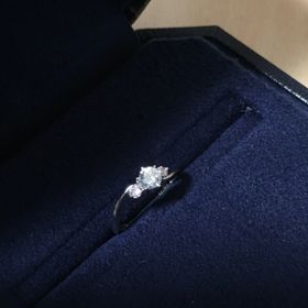 【ROYAL ASSCHER(ロイヤル・アッシャー)】の口コミ 主人がプロポーズの時に贈ってくれたものです。ダイヤモンドの両側のピンク...
