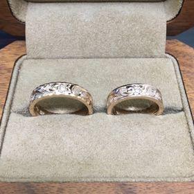 【Makana(マカナ)の口コミ】 手彫りデザインの種類が豊富でどれにしようか迷いましたが、お花と波模様…