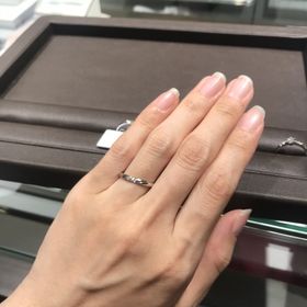 【銀座ダイヤモンドシライシの口コミ】 他社にない流れるようなダイヤの配置。並んだ石の両端がプツンと途切れる…