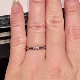 【ティファニー(Tiffany & Co.)の口コミ】 ダイヤの付いた結婚指輪を探していました。こちらは中央に3粒のダイヤがあ…
