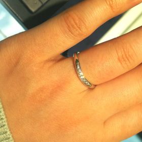 【ROYAL ASSCHER(ロイヤル・アッシャー)の口コミ】 基本的にシンプルで上品な印象の指輪を求めて特に候補を決めずに来店しま…