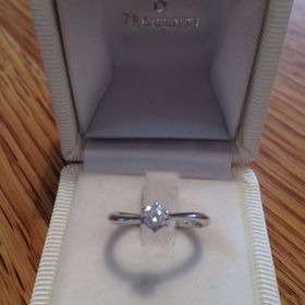 【TRECENTI(トレセンテ)の口コミ】 ウェーブデザインのリングは指を綺麗に魅せてくれます。
ダイヤの大きさも…