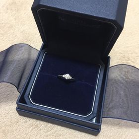 【銀座ダイヤモンドシライシの口コミ】 ブーケロココは、真ん中のダイヤはもちろんのこと、メレダイヤの輝きも、…