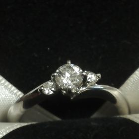 【エクセルコダイヤモンド(EXELCO DIAMOND)の口コミ】 何点か試着させていただいたのですが、このリングのコンセプトが月と２人…