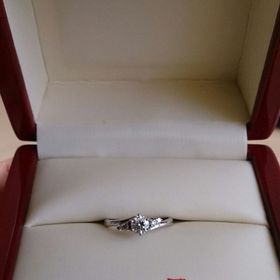 【アンジェリックフォセッテ(Angelique Fossette)の口コミ】 リングが交差していて真ん中に大きなダイアモンド、その横に小さなダイア…