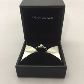 【エクセルコダイヤモンド(EXELCO DIAMOND)の口コミ】 内側のメレダイアの方が大きいため、中央のダイヤがより引き立ち、一粒ダ…