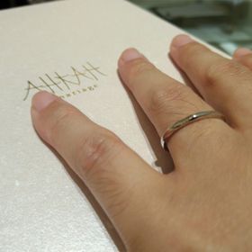 【AHKAH(アーカー)の口コミ】 結婚指輪なのでもともとシンプルなものを探していました
こちらの指輪はシ…