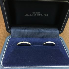【銀座ダイヤモンドシライシの口コミ】 結婚指輪なので、シンプルなものがいいと思い選びました。彼は指が太く、…