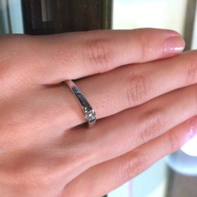 【SUEHIRO(スエヒロ)の口コミ】 ダイヤモンドが大きめの指輪を探していました。一見シンプルですが、あま…