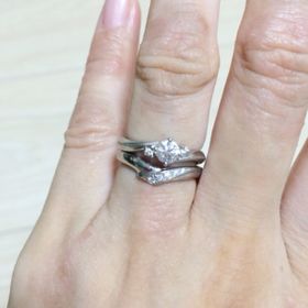 【アイプリモ(I-PRIMO)の口コミ】 婚約指輪と結婚指輪をセットで付けられるデザインがいいなといくつかのブ…