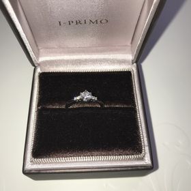 【アイプリモ(I-PRIMO)の口コミ】 シンプルな形で結婚指輪と重ね付けしやすい綺麗なデザインでした。
彼女も…