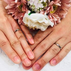 【ラザール ダイヤモンド(LAZARE DIAMOND)の口コミ】 シンプルだけど柔らかい感じのデザイン性があるところ
シンプルと言えばど…