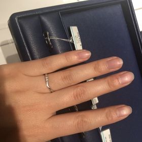 【銀座ダイヤモンドシライシの口コミ】 V字の細身の指輪なので指が細く長く見えます。かわいらしいデザイン！！男…