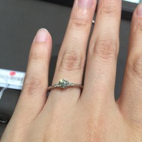 【アイプリモ(I-PRIMO)の口コミ】 中央のダイヤの横になって２つのメレダイアが止まっているのですが、メレ…