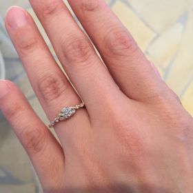 【アーヴェルシュシュ(arbel shushu)】の口コミ プラチナの指輪を探していたはずなのに、華奢でとっても華やかなこの指輪に...