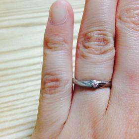 【STAR JEWELRY(スタージュエリー)の口コミ】 同じようなデザインは他のブランドでもあったが、婚約指輪がここのブラン…