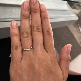 【アイプリモ(I-PRIMO)の口コミ】 最初はストレートで探していましたが、Vの程よいカーブと、華奢な細さで石…