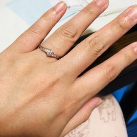 【エクセルコダイヤモンド(EXELCO DIAMOND)の口コミ】 目に眩しいほどのダイヤモンドに惹かれました。
婚約指輪も自分が決めてし…