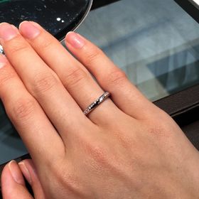 【アイプリモ(I-PRIMO)の口コミ】 両サイドから中心に向かって、ダイヤモンドが散りばめられていて可愛いで…