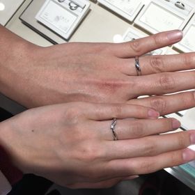 【俄(にわか)の口コミ】 指を長く綺麗に見せるデザインで、単品で見ても可愛いですが、付けた時の…