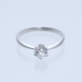 【ティファニー(Tiffany & Co.)の口コミ】 プロポーズ後、主人が婚約指輪を購入してくれました。
デザインももちろん…