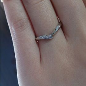 【俄(にわか)の口コミ】 デザインがとても綺麗で、指につけたときも指を綺麗に見せてくれます。
ま…