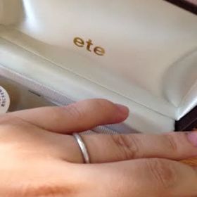 【ete(エテ)の口コミ】 写真では分かりづらいのですが、指輪の中央にダイヤモンドが埋め込んであ…