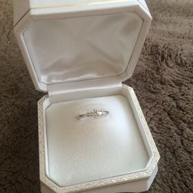 【ウエダの口コミ】 中央にダイヤモンドの入った、シンプルなデザインを選びたいと思っていま…