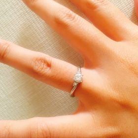 【１／ｆ エフブンノイチの口コミ】 真ん中のダイヤモンドの横にも小さいダイヤモンドが取り付けてられており…