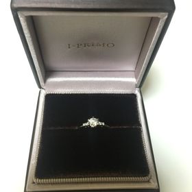 【アイプリモ(I-PRIMO)の口コミ】 婚約指輪ということで、メインのダイヤが引き立つデザインを探していまし…