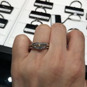 【ラザール ダイヤモンド(LAZARE DIAMOND)の口コミ】 婚約指輪はデザインが可愛く、ダイヤモンドも綺麗だった。
結婚指輪はダイ…
