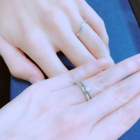 【銀座ダイヤモンドシライシの口コミ】 沢山の指輪を試させて頂いて2種類のデザインで迷っていたのですが、婚約指…