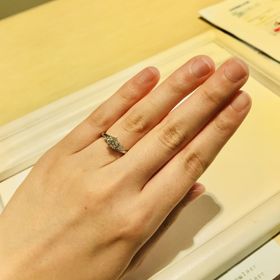 【JEWELRY  KAMATA(ジュエリーかまた)の口コミ】 お花のデザインがとっても可愛い！ダイヤモンドの輝きを引き立たせるよう…