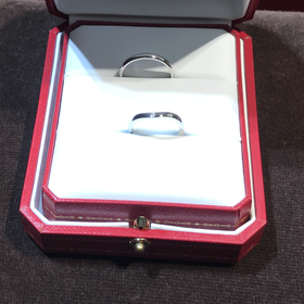 【カルティエ(Cartier)の口コミ】 指の長さ、細さが強調されるＶ字ラインの指輪。
シンプルながらダイヤの輝…