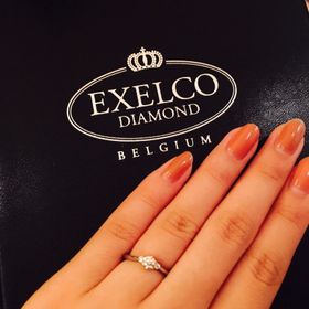 【エクセルコダイヤモンド(EXELCO DIAMOND)の口コミ】 ダイヤは0.3ct.ですが、中心のダイヤを挟むようにメレダイヤモンドが配置…