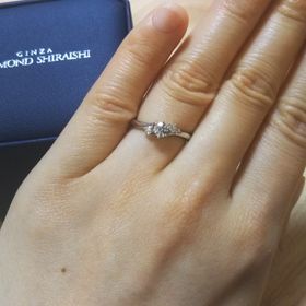 【銀座ダイヤモンドシライシの口コミ】 リングのひねりが流れるようで美しく、ダイヤがアシンメトリーになってお…