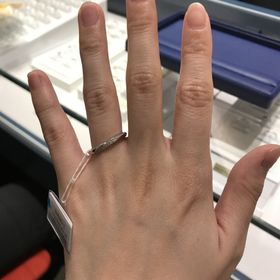 【銀座ダイヤモンドシライシの口コミ】 リングの厚みがしっかりあるため、丈夫そうな印象を持ちました。ダイヤが…
