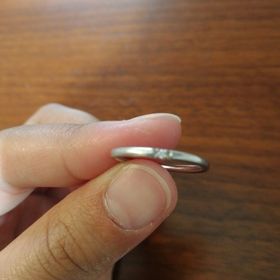 【4℃ BRIDAL(ヨンドシーブライダル)の口コミ】 シンプルで細めのものを探していました。主人の物はダイヤなどはついてお…