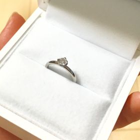 【ギンザタナカブライダル(GINZA TANAKA BRIDAL)の口コミ】 王道の一粒ダイヤの指輪を中心に探していました。その中で、花をモチーフ…