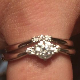 【アイプリモ(I-PRIMO)の口コミ】 過去に購入した婚約指輪とセットでつけたときに違和感がないデザインとし…