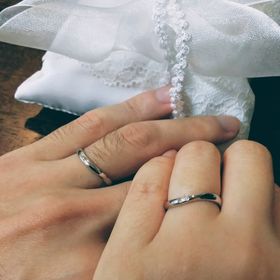 【銀座ダイヤモンドシライシの口コミ】 ナナメラインが今風だけど、飽きのこないデザイン、細身なので握った時に…