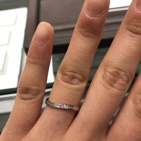 【アイプリモ(I-PRIMO)の口コミ】 小さなハートのミル打ちがすごく可愛かったです。
ダイヤモンドを挟んで一…