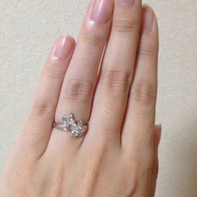 【ジュエリーツツミ(JEWELRY TSUTSUMI)の口コミ】 最初は、店頭でダイヤのクオリティについて説明を受けたり、一粒ダイヤの…