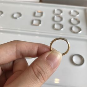 【mina.jewelry(ミナジュエリー)の口コミ】 シンプルなものを探していた私たちにはドストライクな指輪でした。シンプ…