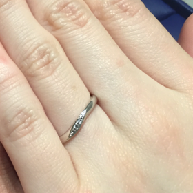 【銀座ダイヤモンドシライシの口コミ】 自分にとっては、デザインは派手すぎにならず、かわいらしい小さいアクセ…