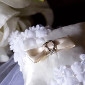 【ティファニー(Tiffany & Co.)の口コミ】 ミル打ちが光によってキラキラ輝くのがとても美しく、一目惚れしました。…