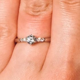 【エクセルコダイヤモンド(EXELCO DIAMOND)の口コミ】 横から見ると石座が王冠のように見えるところと、左右に２つずつついたメ…