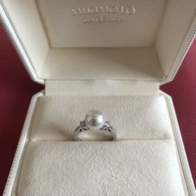 【MIKIMOTO(ミキモト)の口コミ】 クラシックなデザインで可愛らしく、入店してすぐに決まりました。パール…